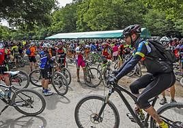 Varios participantes, en la zona de avituallamiento de la campa de Ruente.