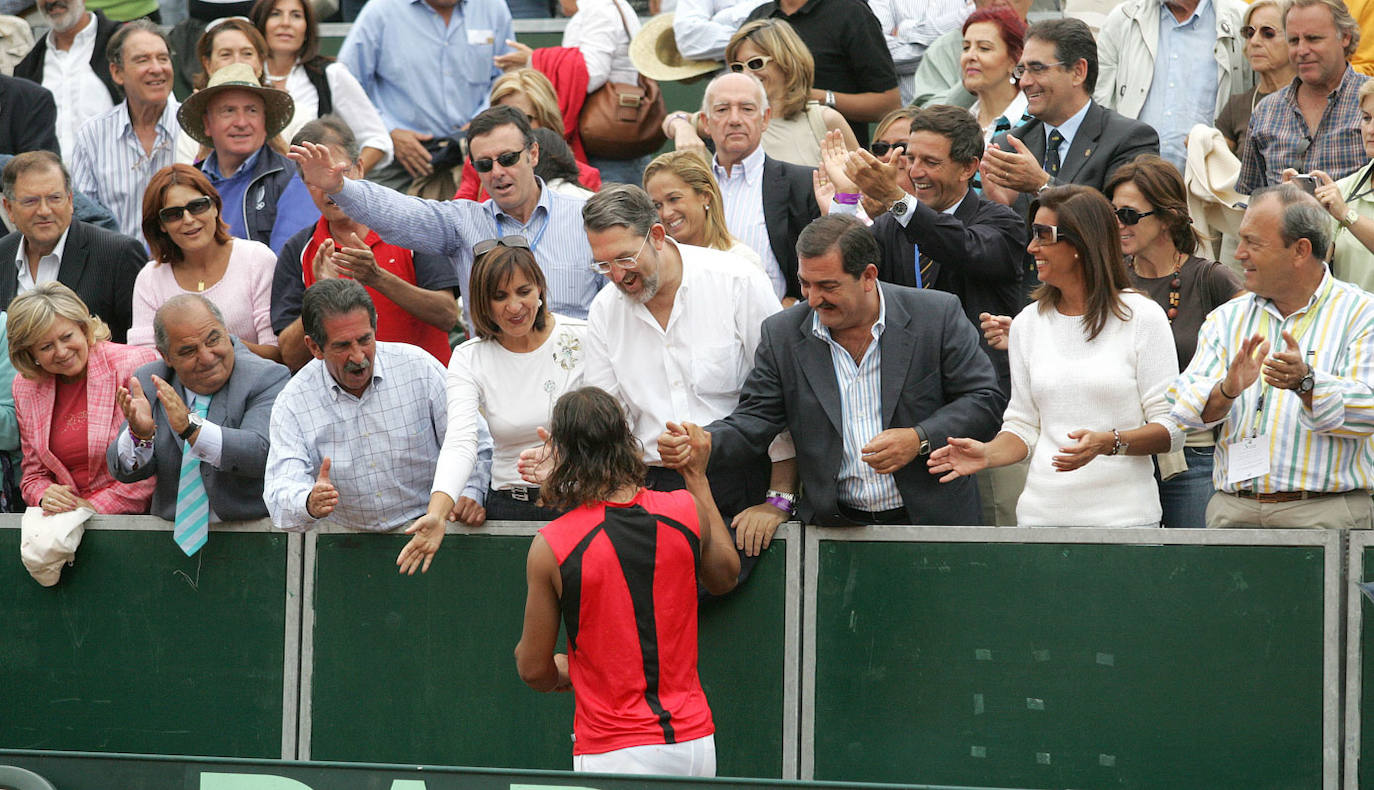 Nadal saludando a las autoridades del palco de la Copa Davis celebrada en Santander en 2006. De izquierda a derecha, Miguel Ángel Revilla y su esposa Aurora Díaz; el entonces delegado del Gobierno en Cantabria, Agustín Ibáñez; el que era alcalde de Santander en 2006, Gonzalo Piñeiro, y su mujer, Ana Gurtubay; y López Marcano, que el consejero de Cultura, Turismo y Deporte de Cantabria.