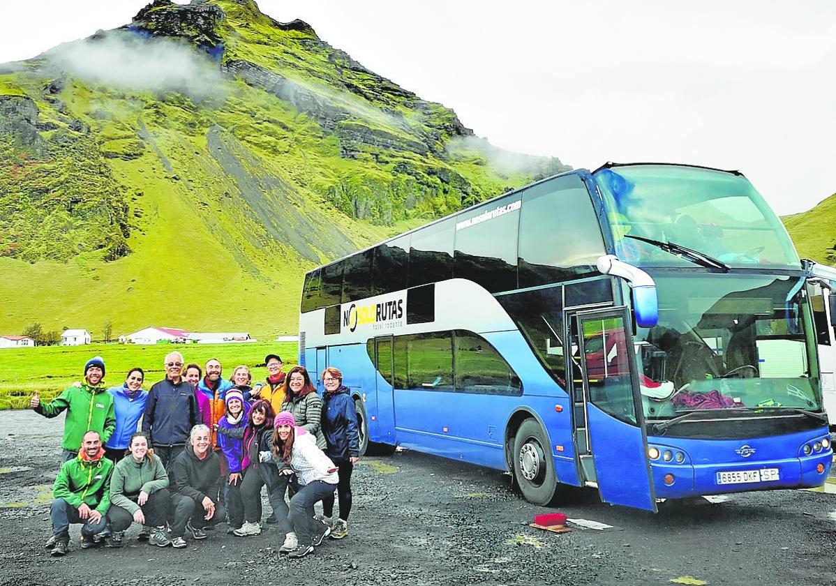 David Gutiérrez y Carlos García, junto a un grupo de viajeros.