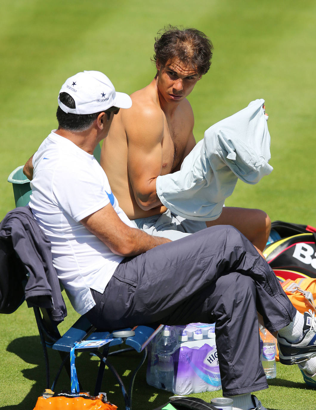 Charlando con su exentrenador y tío, Toni Nadal, durante el torneo de Queens, en 2015.