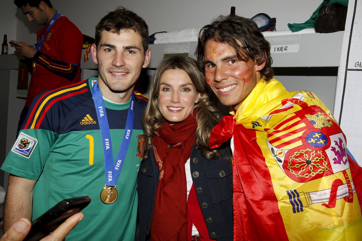 Junto a Iker Casillas y la, entonces, princesa Letizia durante la celebración del Mundial de Fútbol, en 2010.