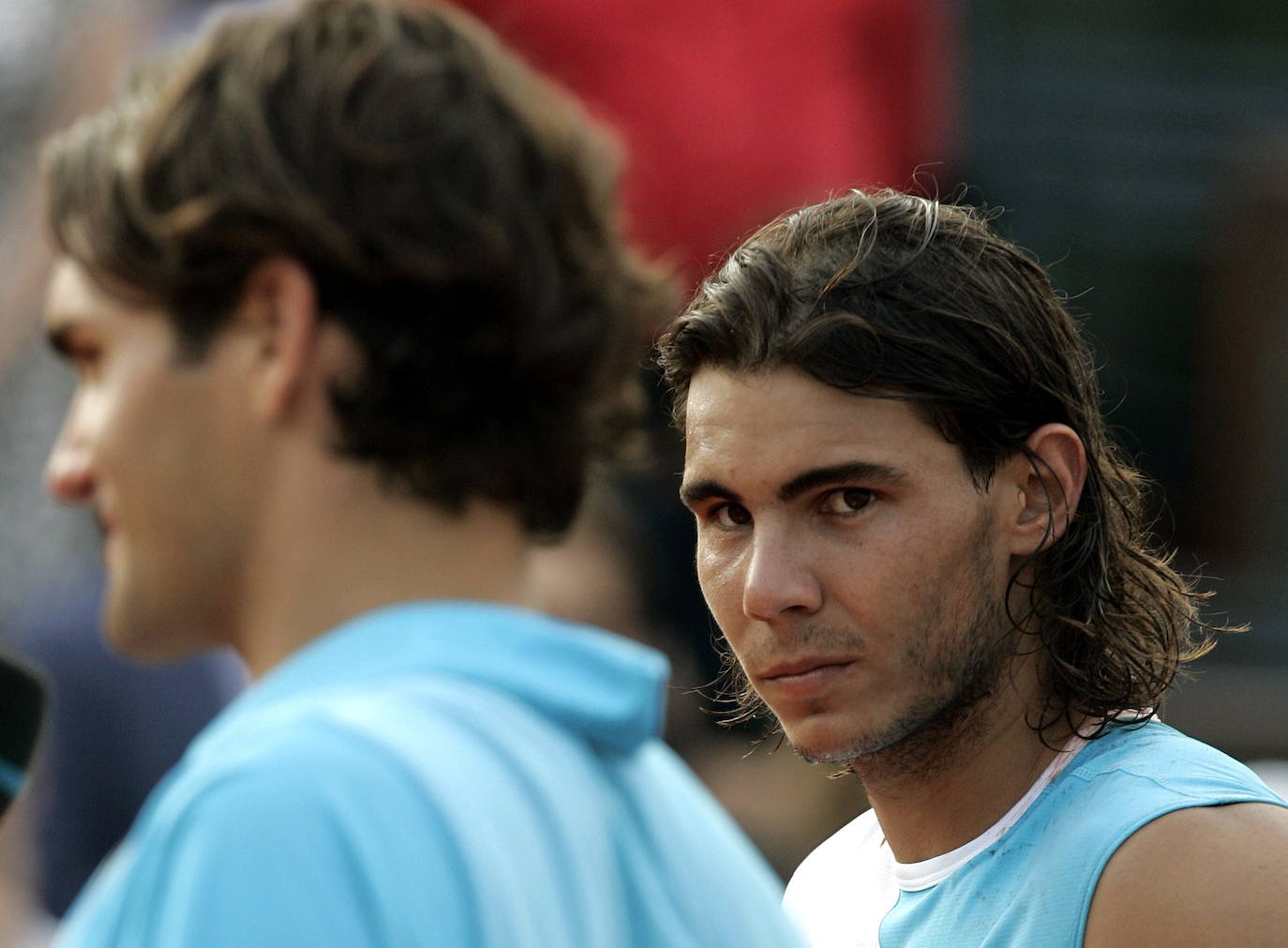 Entrega de trofeos junto a Federer, tras la victoria del balear en la final de Roland Garros de 2007.