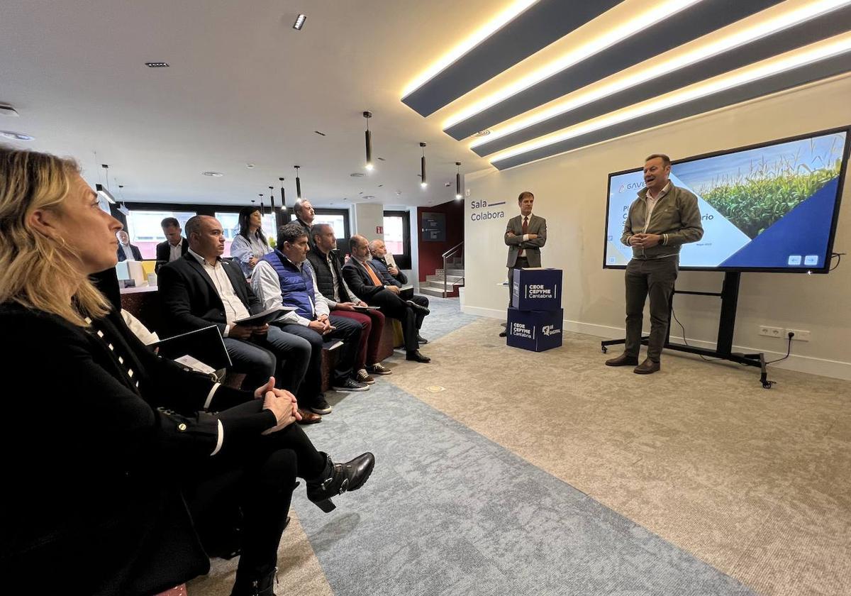 El consejero Guillermo Blanco, en la imagen dirigiéndose a los asistentes, también acudió a la presentación del Plan Estratégico de Competitividad del Sector Agroalimentario de Cantabria (PEC).