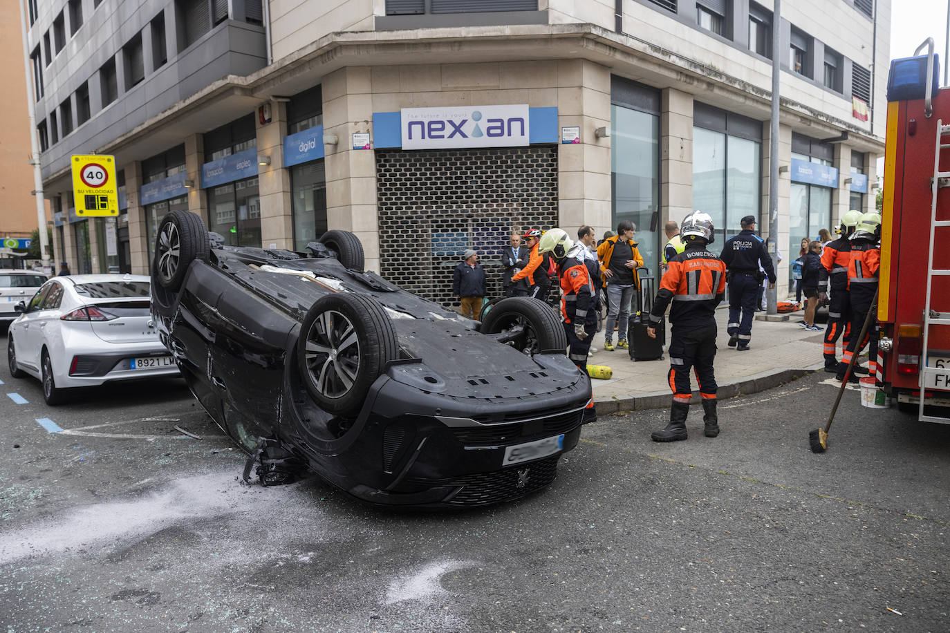 El vehículo siniestrado, en el que viajaban cinco turistas provenientes de Barcelona, ha acabado volcado en uno de los accesos al Barrio Pesquero.