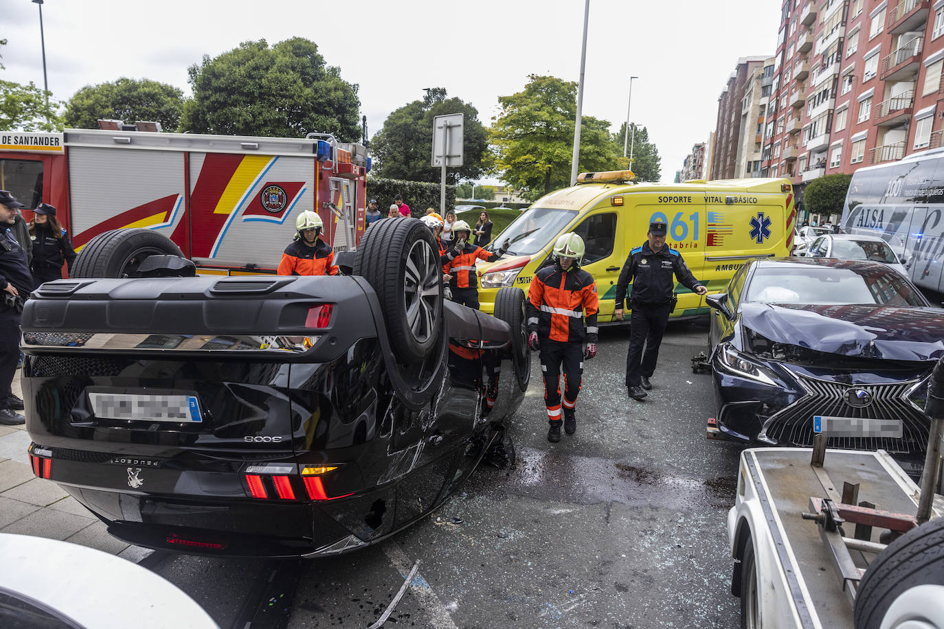 Al lugar se han desplazado, además de los bomberos de Santander, la Policía Local y varias ambulancias.