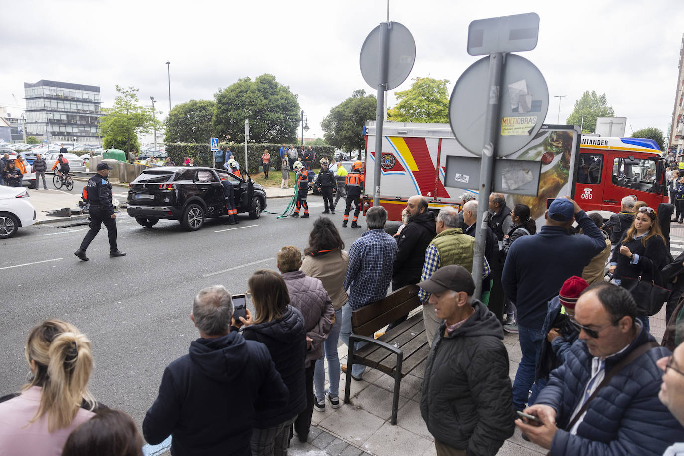 El suceso ha congregado a numerosos viandantes. 