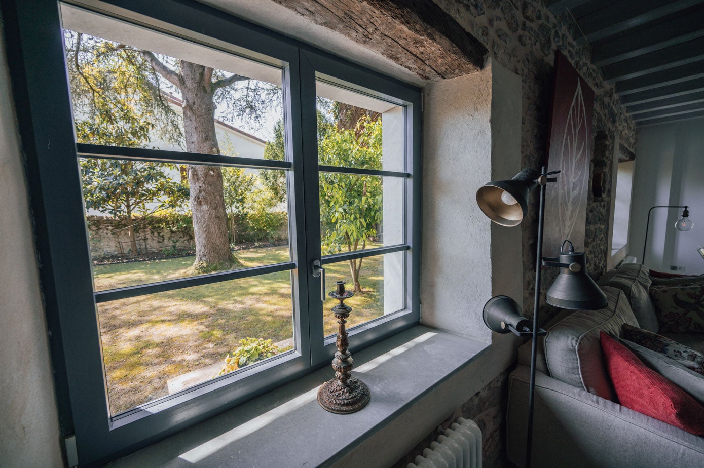 Ventana del salón con vistas al jardín. 