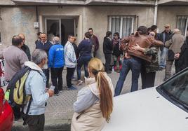 En la calle León Felipe 7, en Santander, en el momento en el que se anuncia que el desahucio no se llevará a cabo.