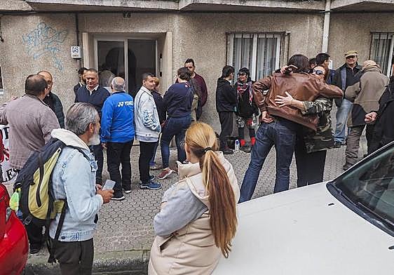 En la calle León Felipe 7, en Santander, en el momento en el que se anuncia que el desahucio no se llevará a cabo.