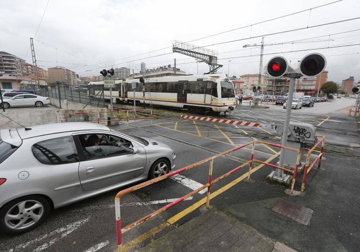 Un tren de Feve llega a Torrelavega, frente al paso a nivel de Pablo Garnica.