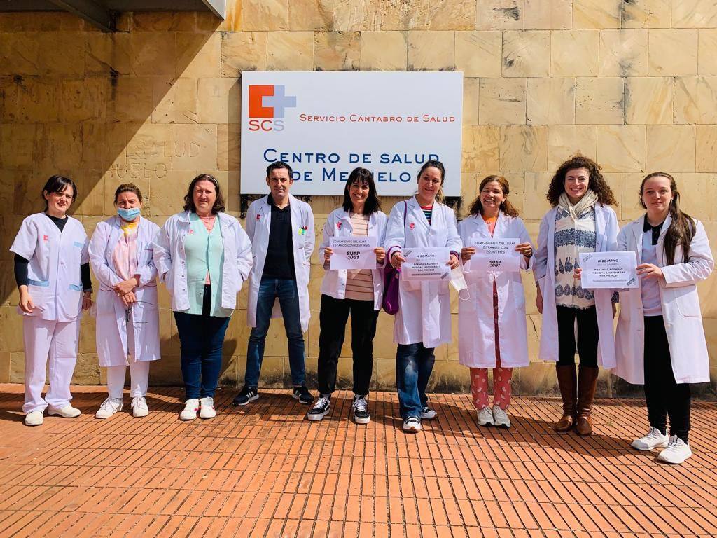 Sanitarios en el Centro de Salud de Meruelo.