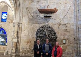 Tres oficiales de la Armada, en visita informal a Laredo, han conocido de cerca las históricas cadenas del puente de barcas de Sevilla custodiadas desde 1248 en Laredo.