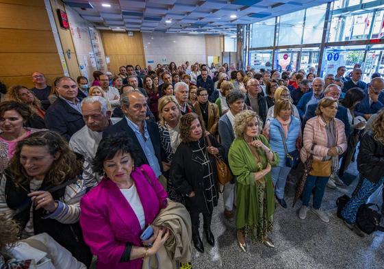 Parte de los funcionarios ya jubilados a quienes se ha reconocido su trabajo en la sede de Gobierno.