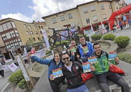 Varios participantes posan con sus dorsales en el monumento a la bicicleta, muy cerca de la salida y meta de Los 10.000 del Soplao.