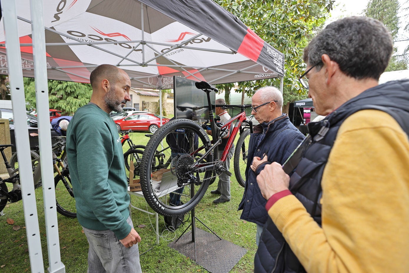 En el parque Conde San Diego había también numerosos stands, relacionados muchos de ellos con el ciclismo.