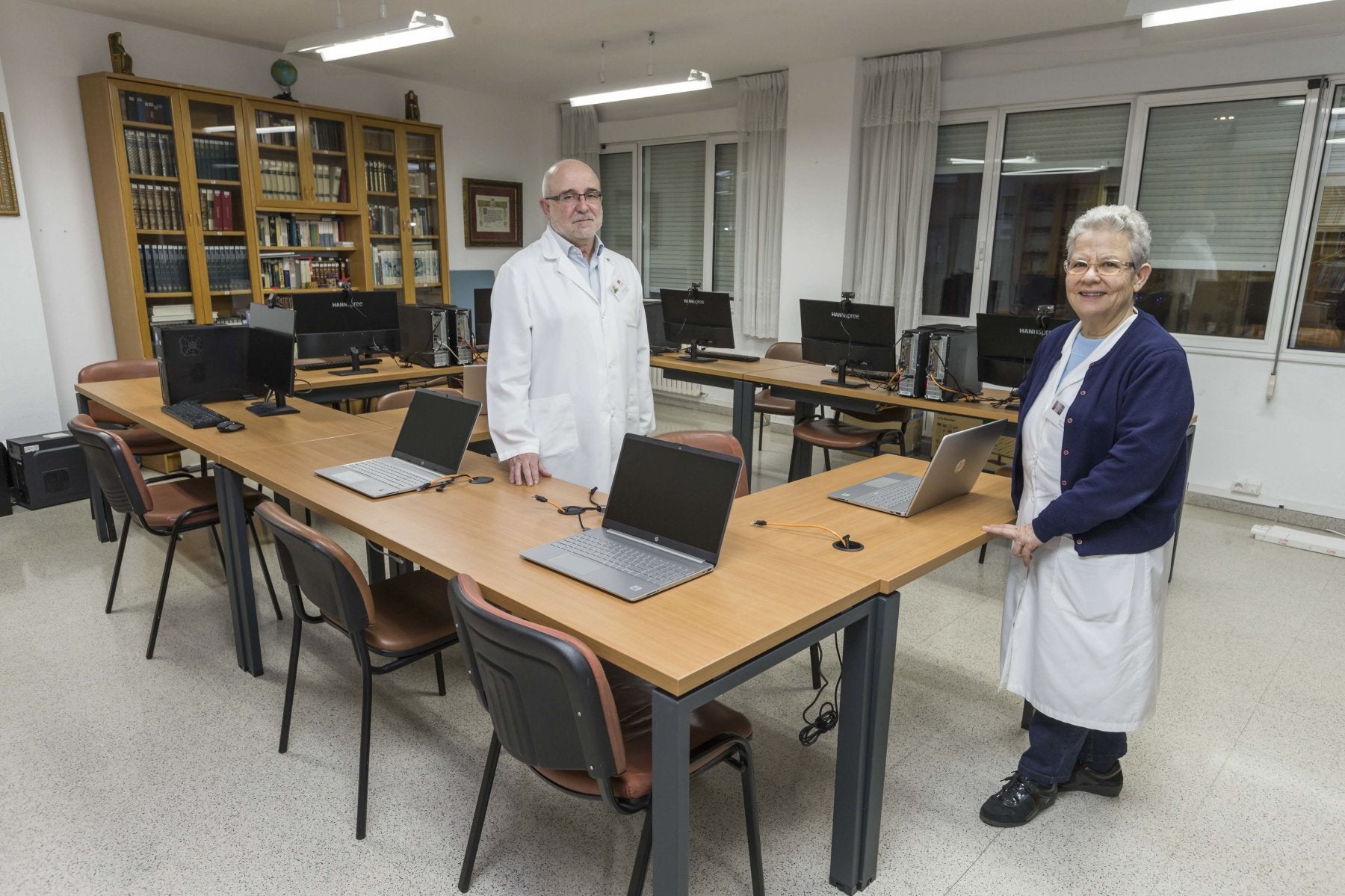 Sor Clara Gallego junto a Jesús Castanedo, en la sala de informática de la Cocina Económica.