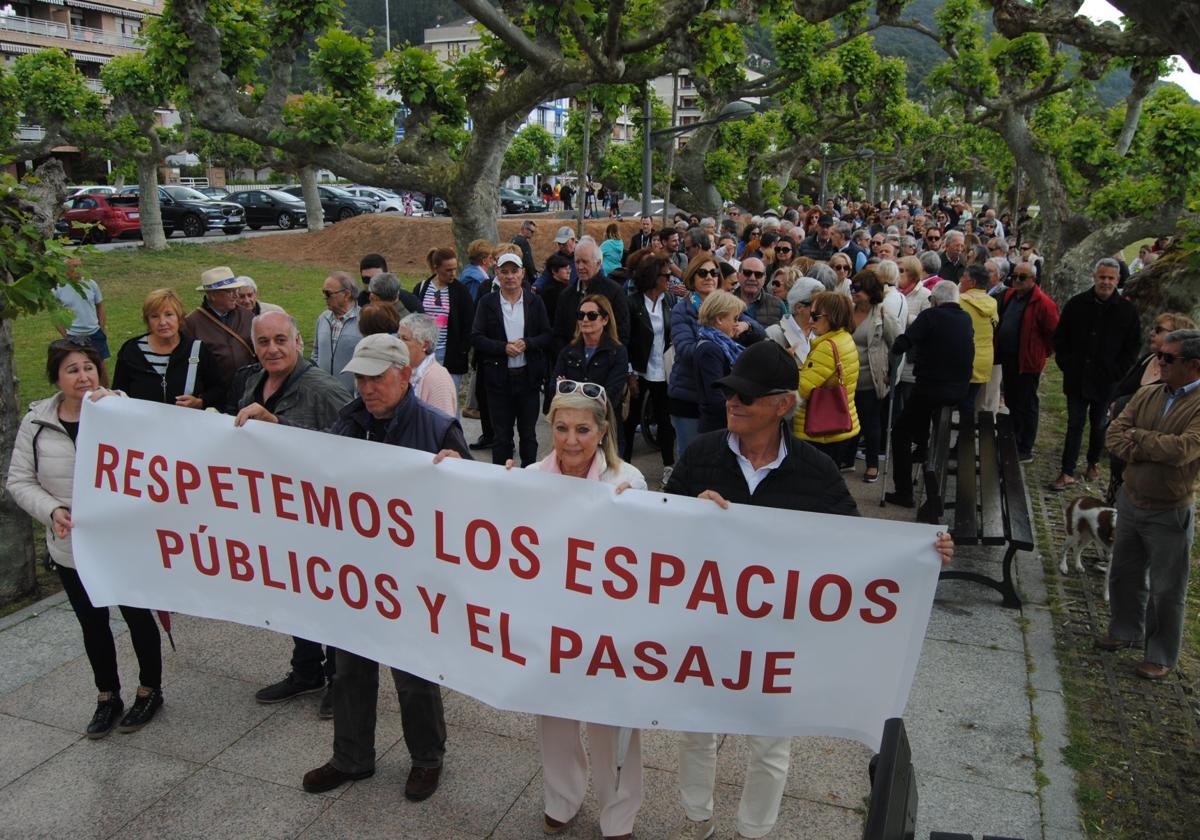 Cabeza de la manifestación, junto a la pista de pump track ya abierta a los usuarios en Santoña.