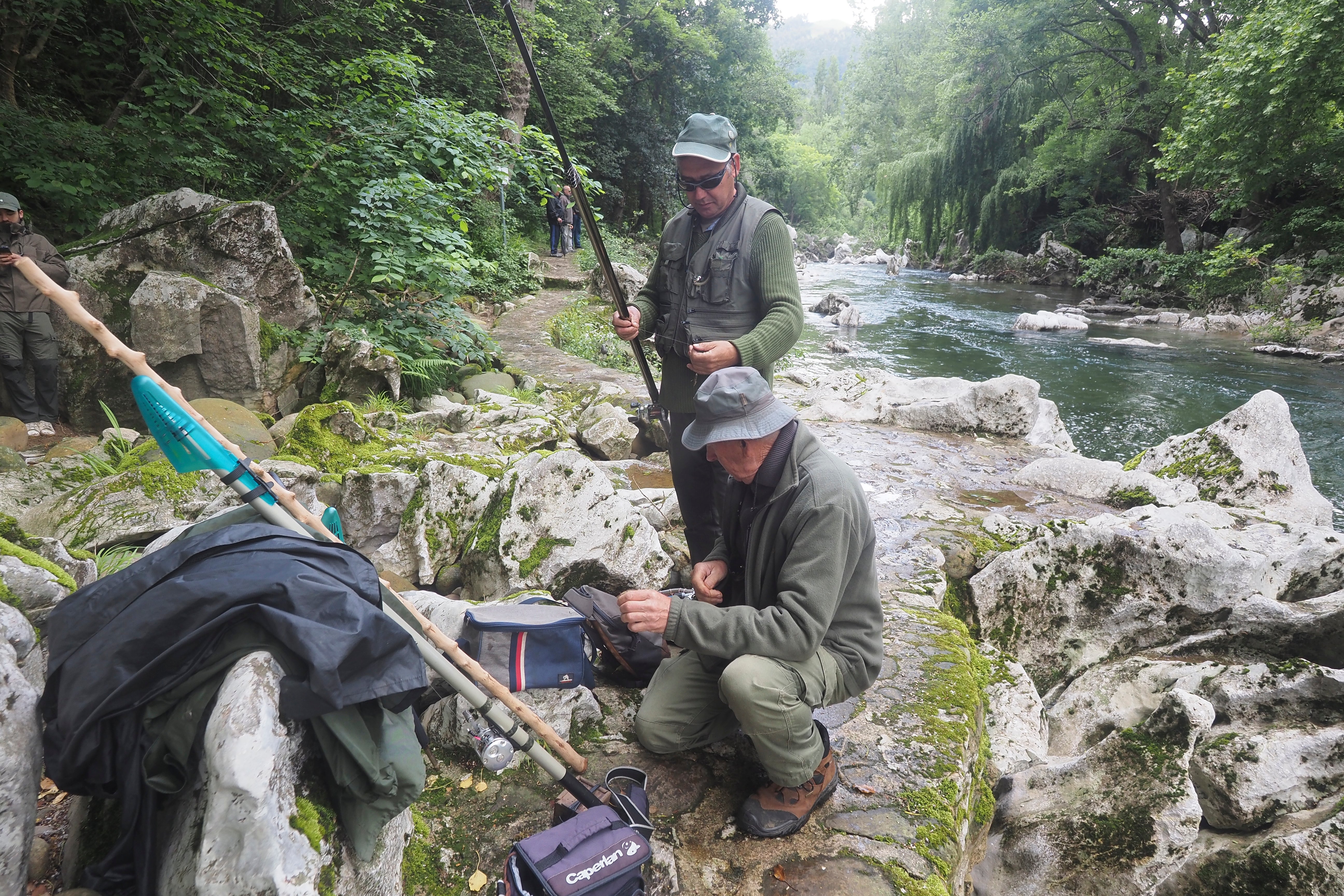 Los pescadores preparan los utensilios y los cebos para la jornada.