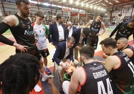 David Mangas da instrucciones a sus jugadores durante un partido en el Trueba