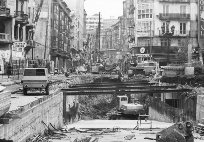 Obras de construcción del túnel de la calle Burgos en 1993.