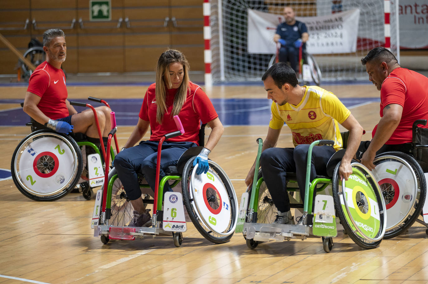 Cuatro jugadores de campo y el portero, al fondo, en un lance del encuentro.