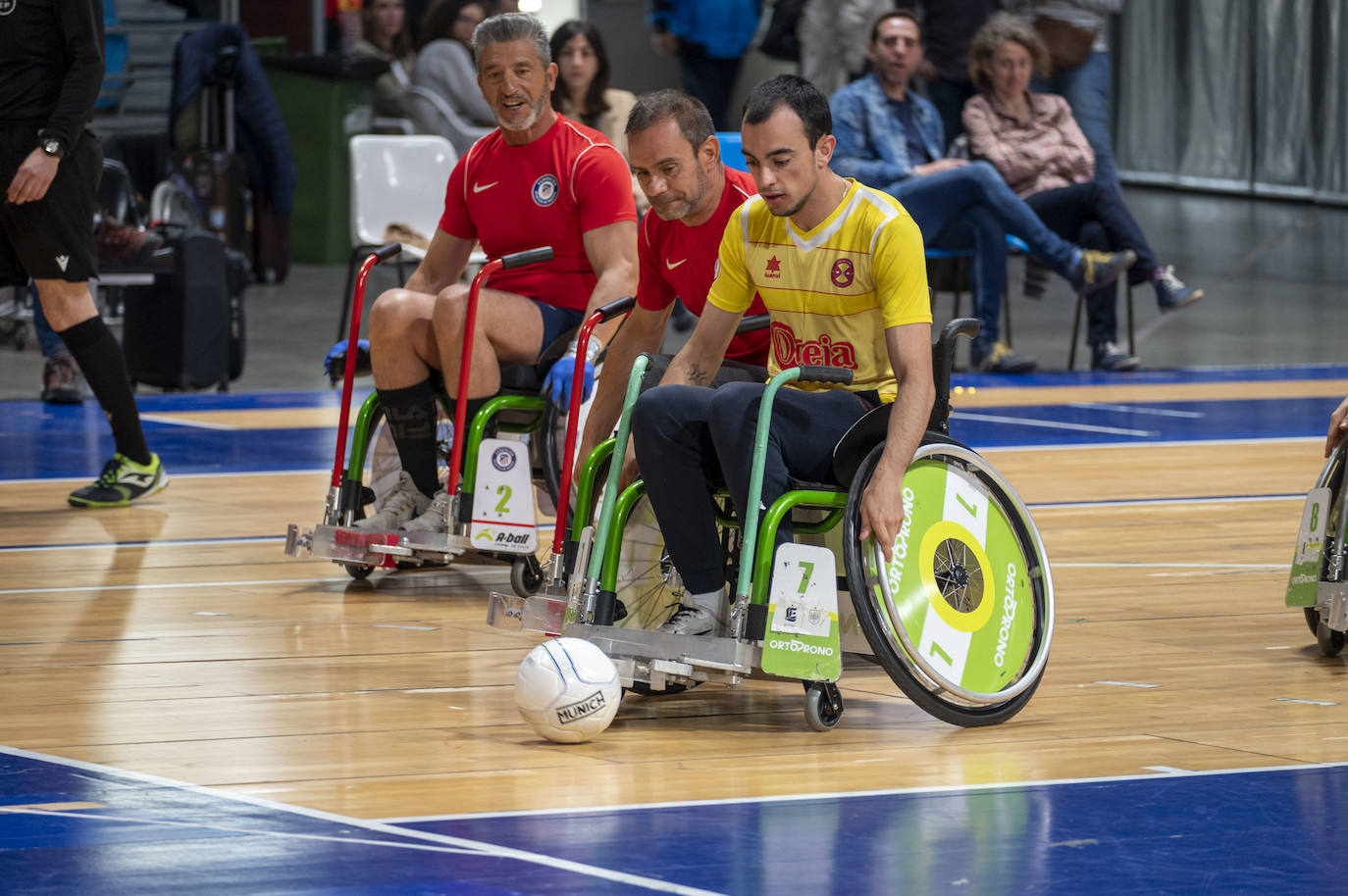 Un jugador conduce el balón en dirección a la portería rival.