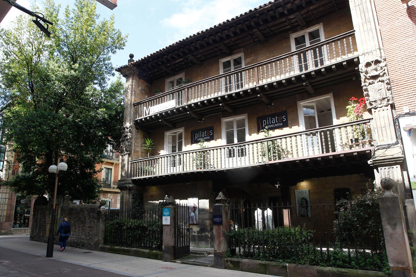 Ubicada en la calle Mártires, en peno centro de la ciudad, la Casona Calderón data del siglo XVII y es uno de los exponentes de la arquitectura rural montañesa de la época.