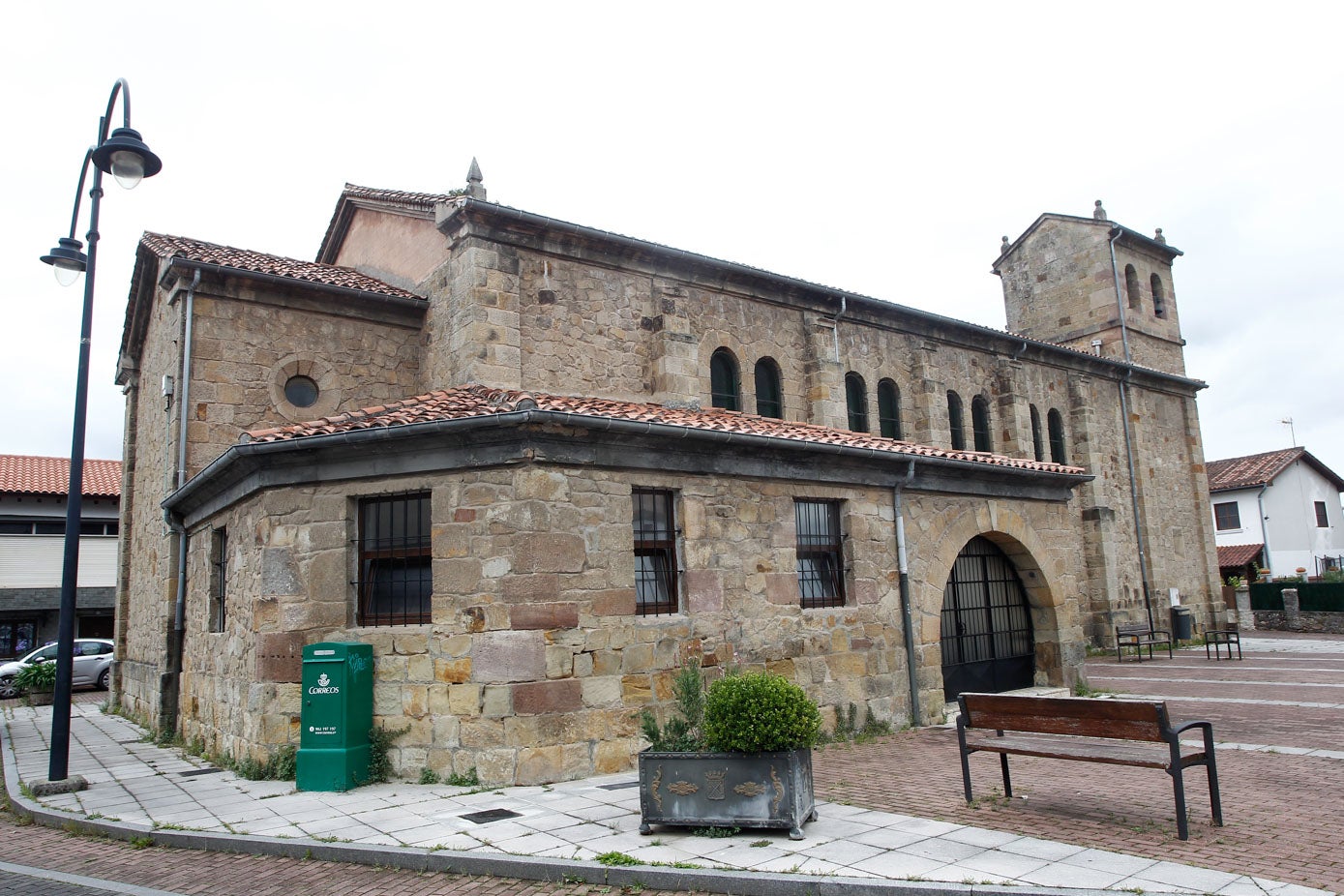 Iglesia de los Santos Justo y Pastor, en la plaza de La Llana de Sierrapando. 