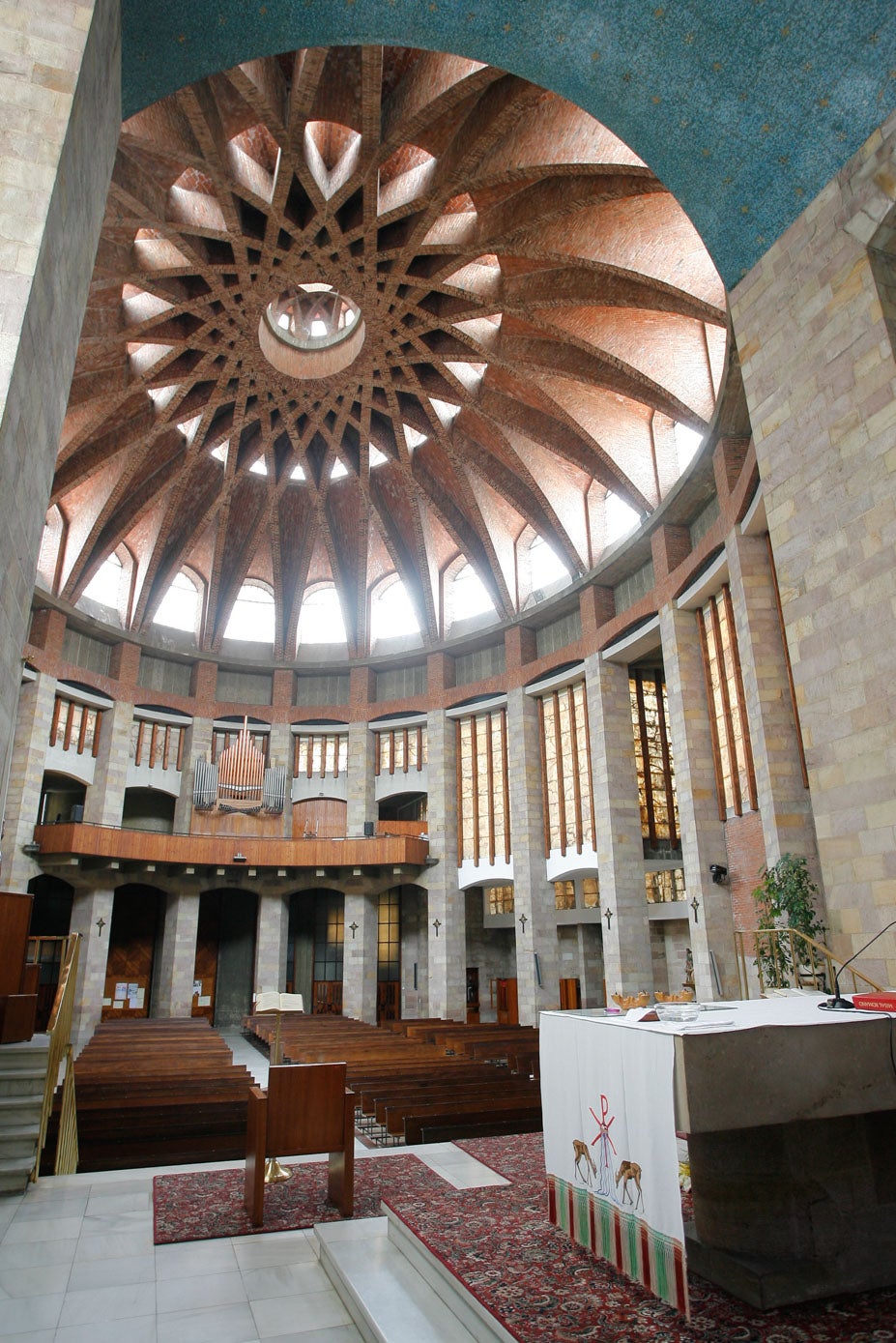 El altar de la Iglesia de la Virgen Grande ofrece una vista privilegiada para los visitantes.