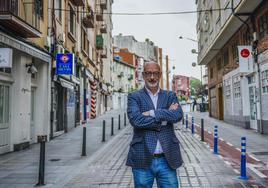 Félix Álvarez eligió fotografiarse en Tetuán, el barrio de Santander en el que trabajó como camarero cuando era joven.