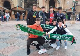 Un grupo de aficionados, junto a la catedral de Oviedo