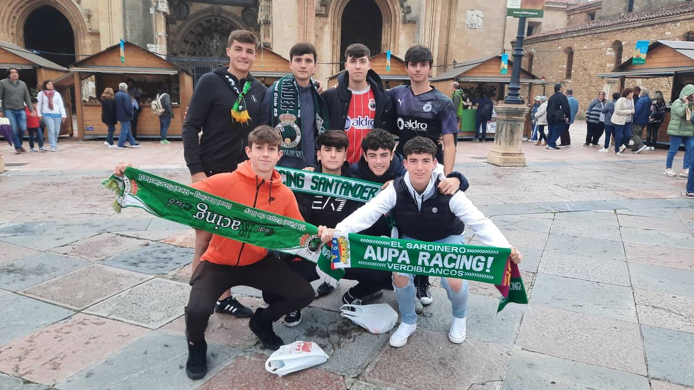 Un grupo de aficionados, junto a la catedral de Oviedo