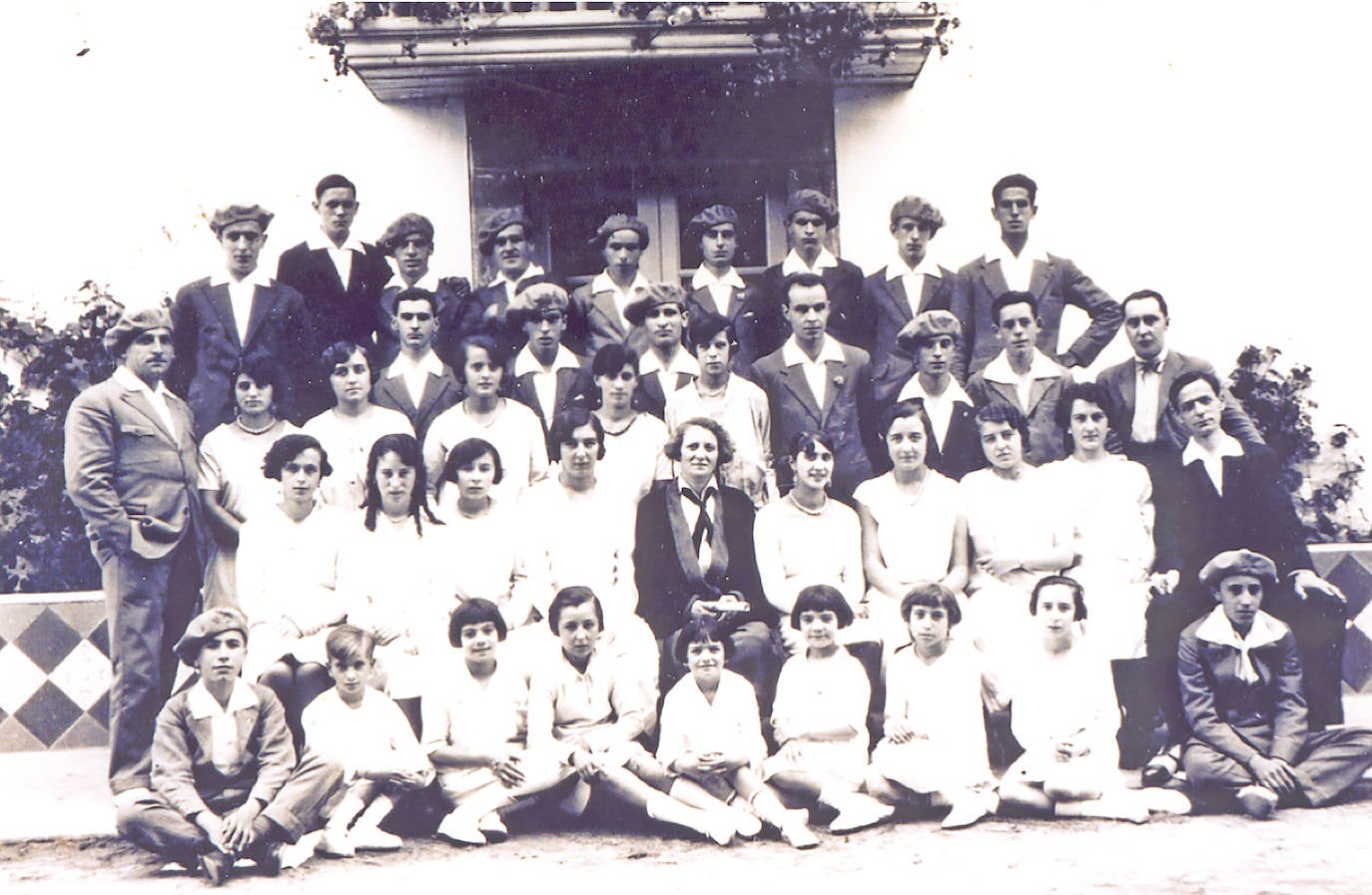 Los miembros de la coral posan junto a su fundadora, Matilde de la Torre. 