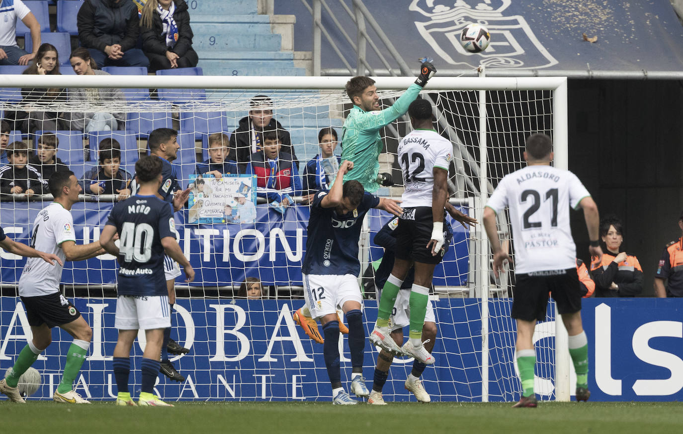 Braat despeja el balón ante el intento de remate de Sekou Gassama.