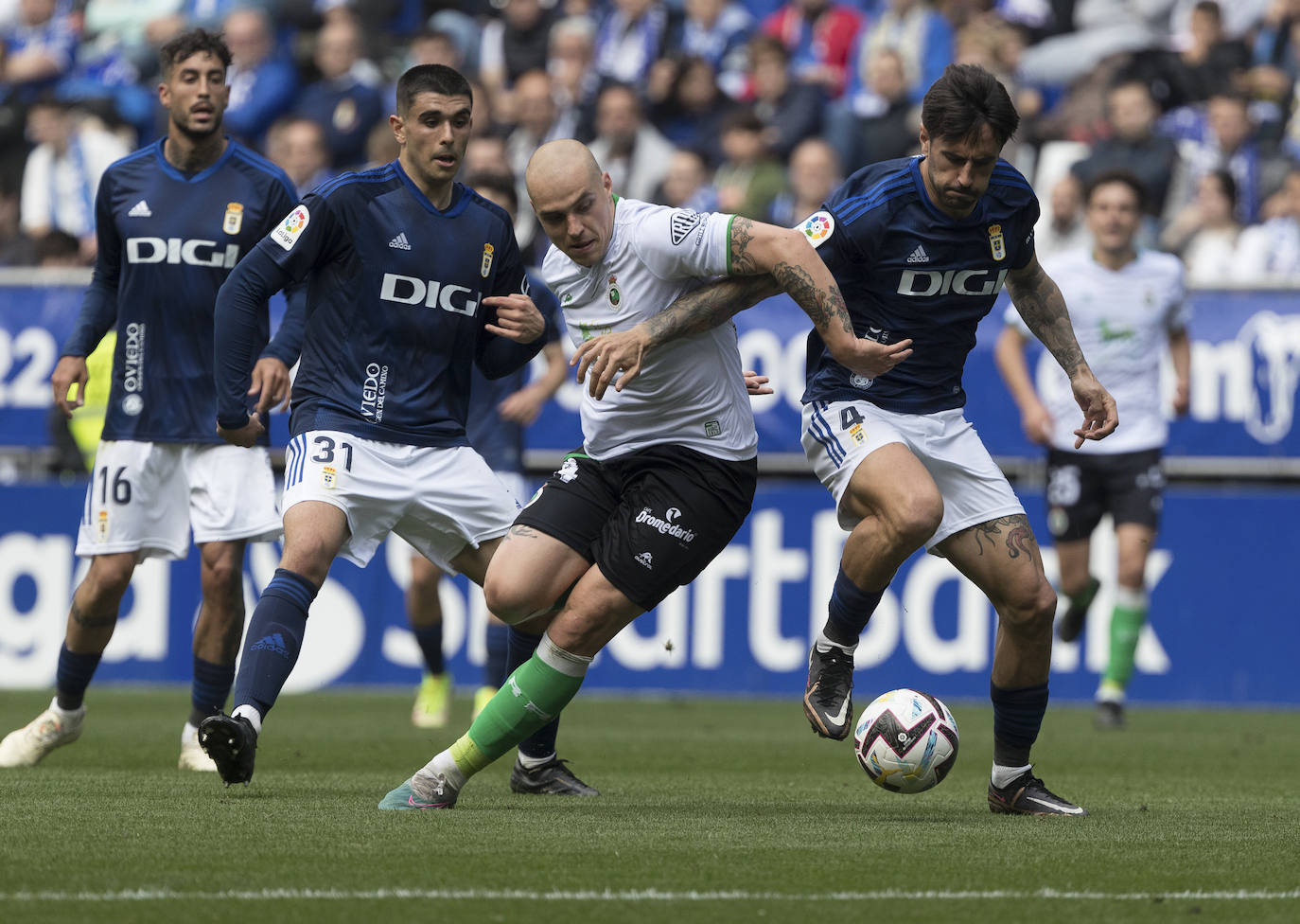 Pombo y Costas pelean por la pelota.