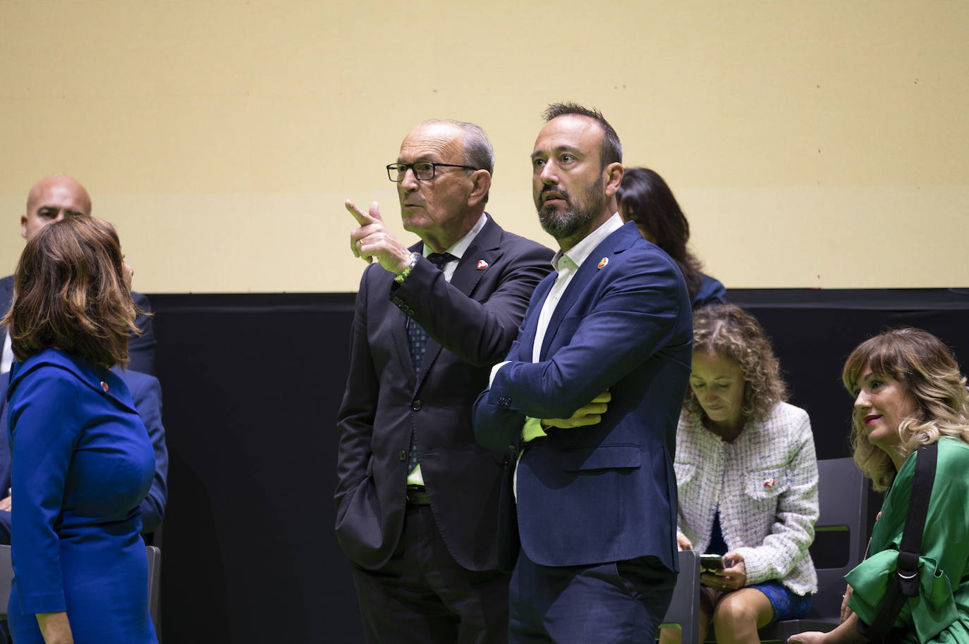 El consejero de Industria charla con su hijo, el alcalde de Torrelavega, antes del arranque del acto central de la campaña del PRC, celebrado este domingo en Santander.