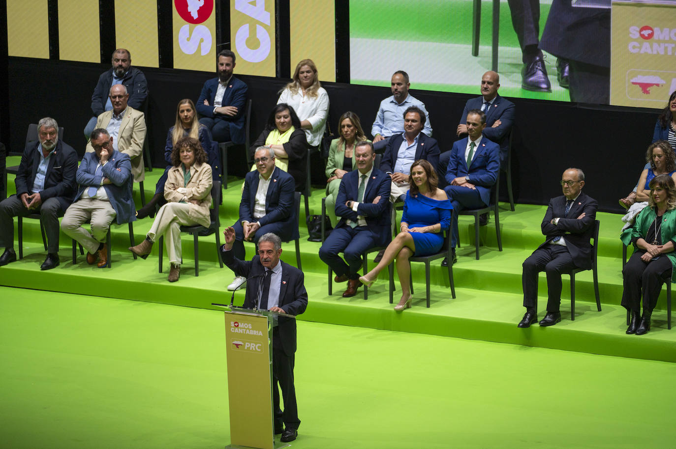 Los principales cargos del partido acompañaron al presidente en el escenario.