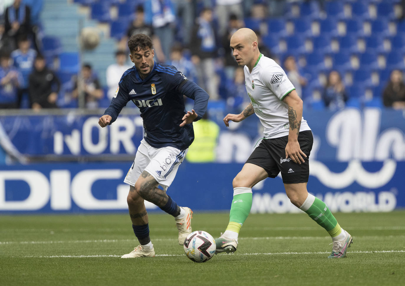 Jorge Pombo conduce la pelota ante un rival durante el partido.