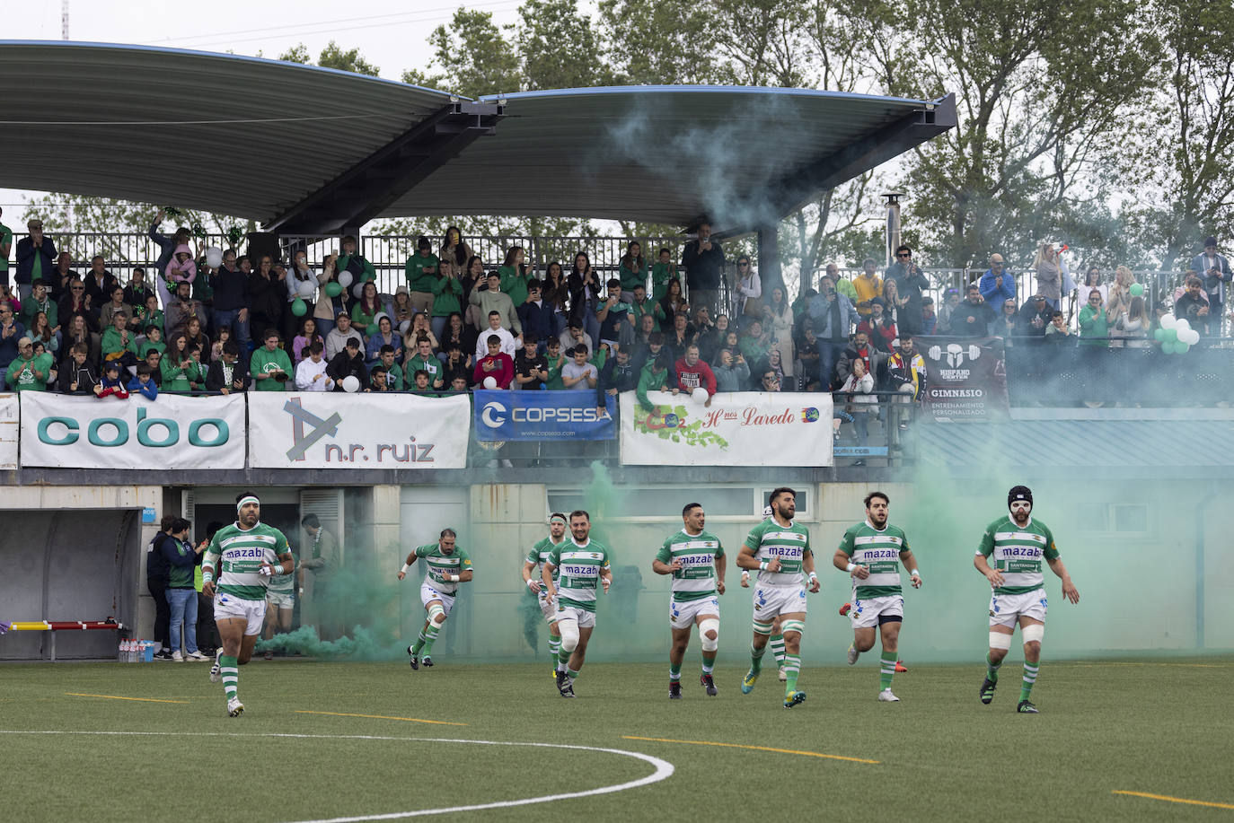 Los jugadores del Mazabi saltan al campo.