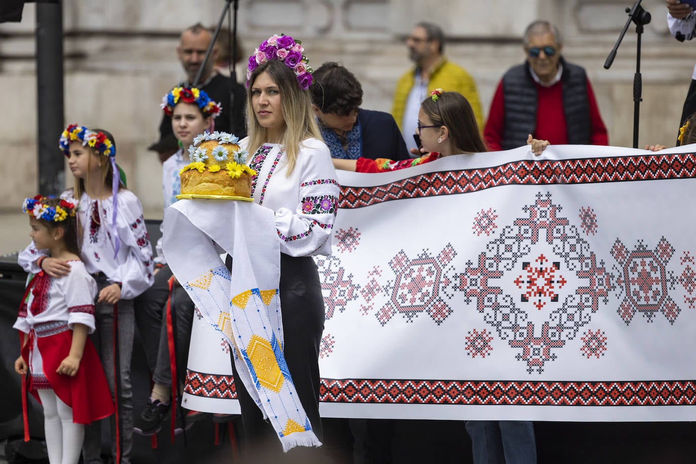 Los ucranianos vistieron trajes de su país para pedir la paz y el fin de la guerra.