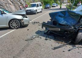 Los dos turismos tras la colisión en la entrada del pueblo de Muñorrodero (Val de San Vicente.