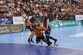 Ivan Popovic lanza hacia la portería leonesa.