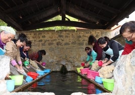 Las mujeres durante la práctica del lavado de la lana en el lavadero del pueblo de Lerones