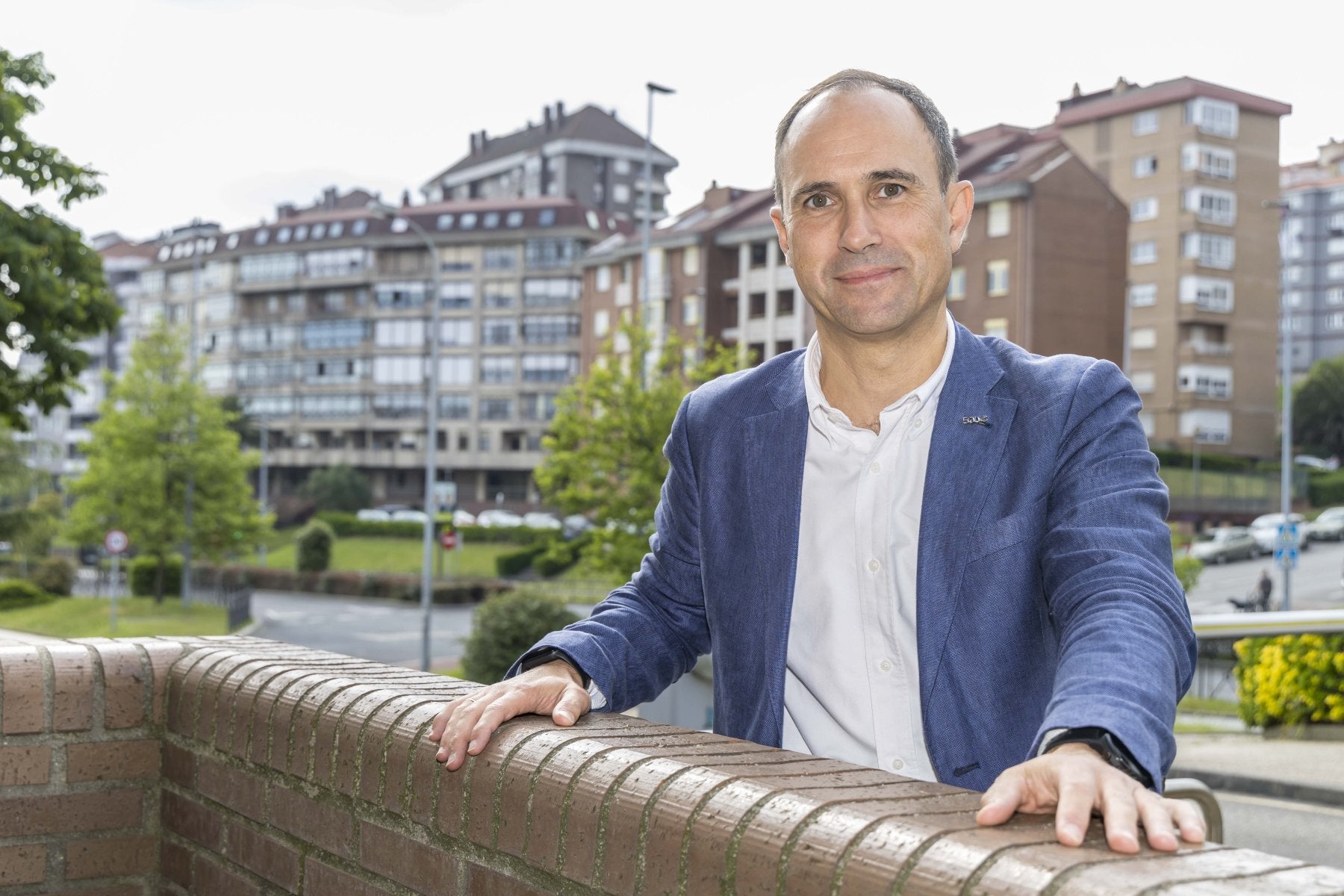 El vicerrector Mario Mañana posa junto al Pabellón de Gobierno de la Universidad de Cantabria.