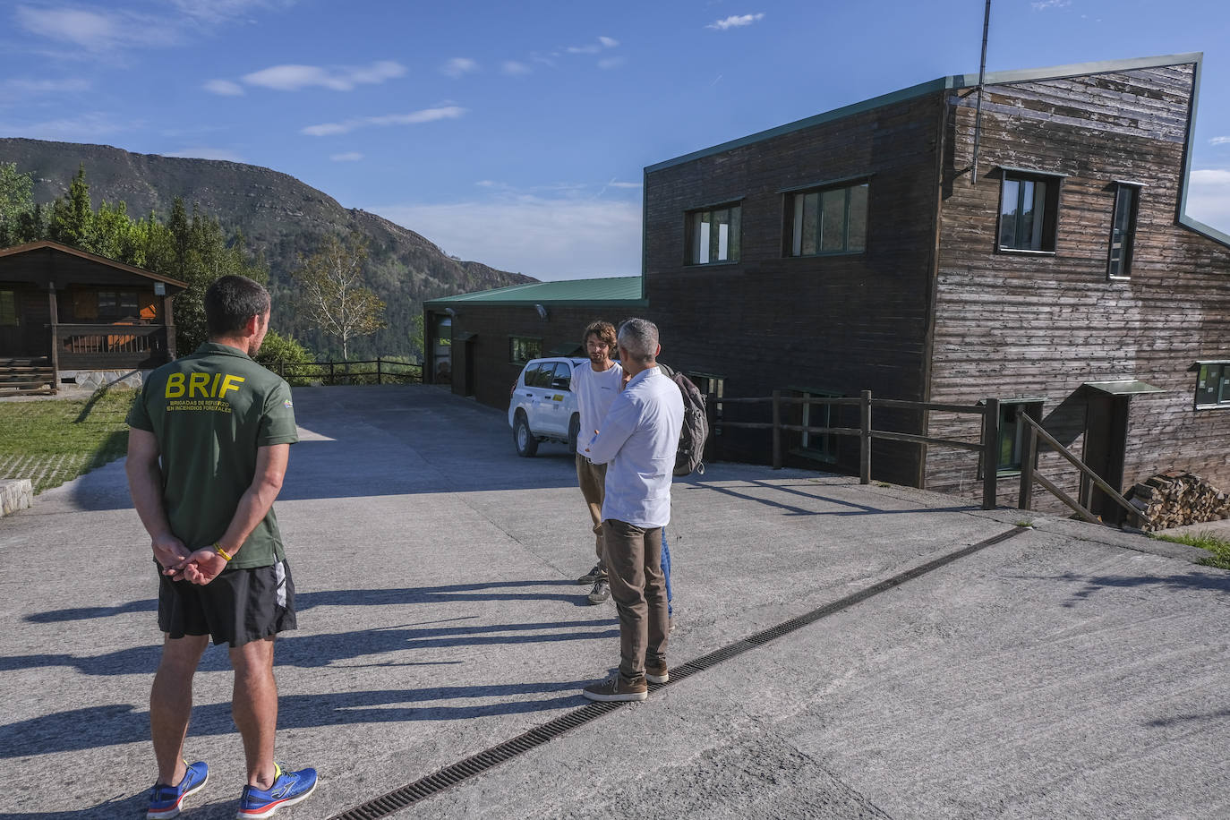 Senen Álvarez y Fernando Domínguez, técnicos BRIF, junto a Alberto Hernández, técnico de grupo de Obras de Tragsa, conversan en la base de la BRIF Ruente. 