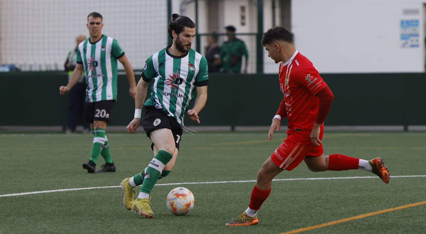 Héctor Alonso, del Vimenor, conduce la pelota ante Dani Gómez, del Tropezón.