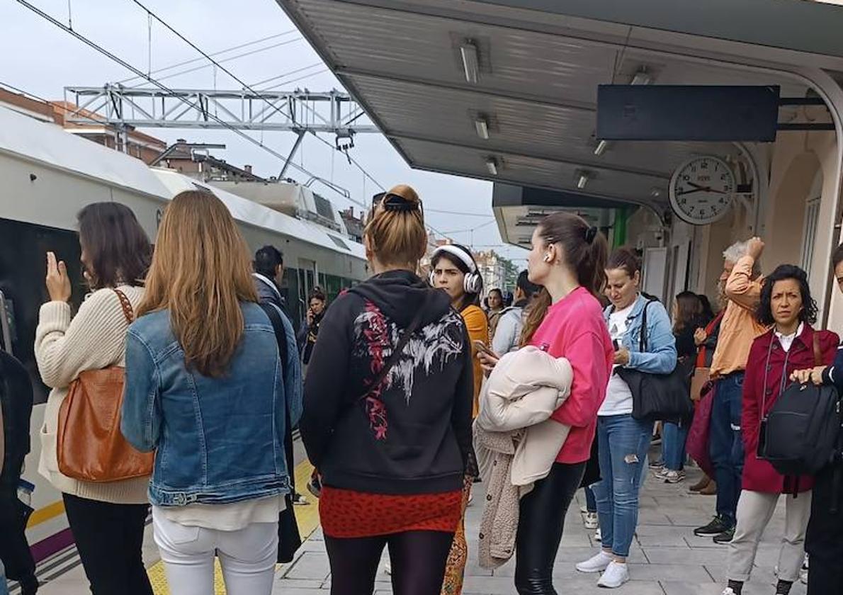 Los usuarios esperan en la estación de Bezana tras ser evacuados.