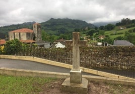 La escultura en su nueva ubicación, con la parroquia al fondo.