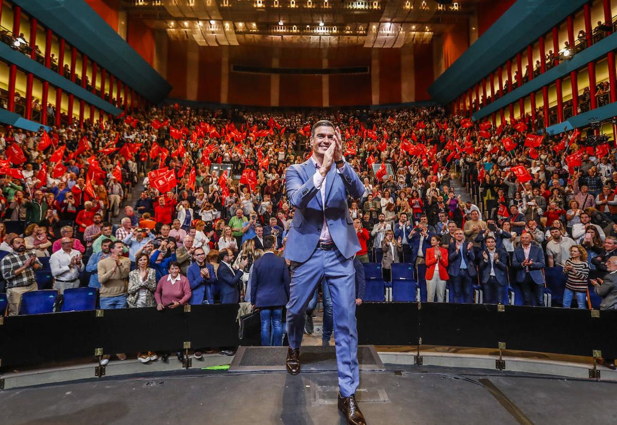 El presidente sube al escenario de la Sala Argenta, que puso el cartel de completo. Otras 200 personas que acudieron al acto se tuvieron que quedar fuera.