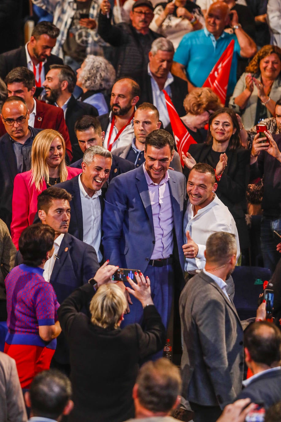 El líder socialista se hizo fotografías con militantes y simpatizantes.